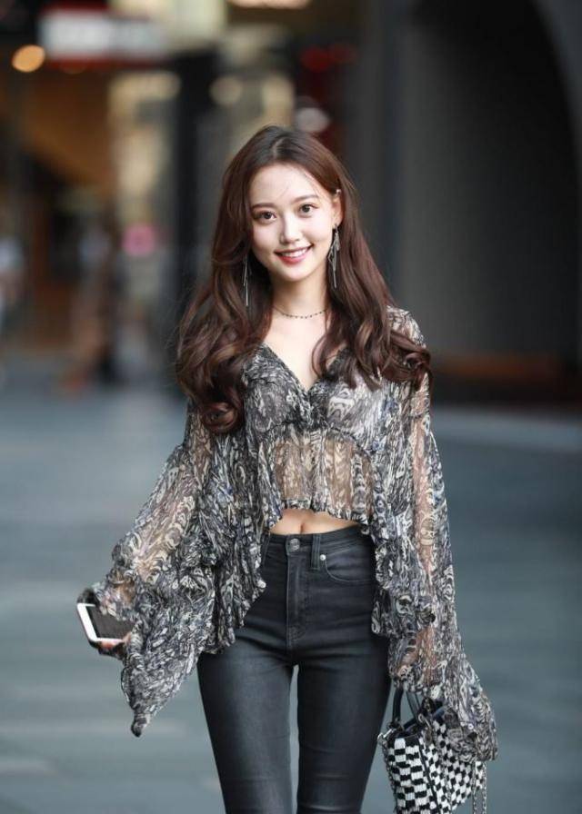 街拍模特笑起来神似“陈意涵”,身材玲珑有致,引得众多人围观-沐风文化